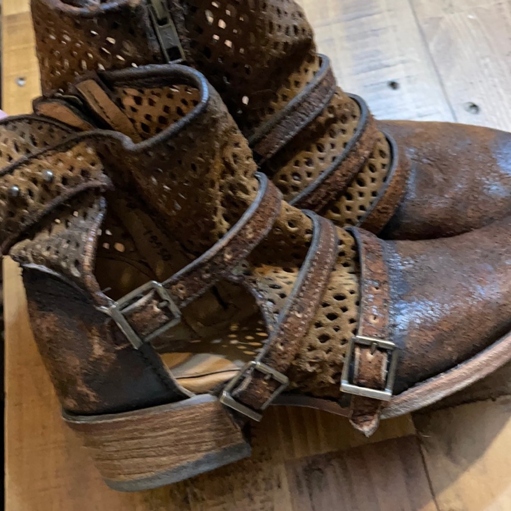 CORRAL Distressed Boots Brown